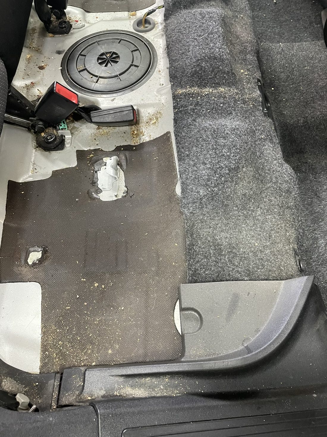 Pod automobila posle vađenja sedišta