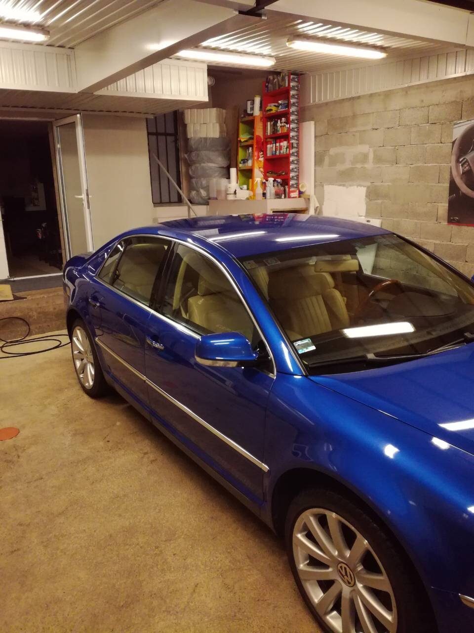 Plavi automobil posle poliranja u radionici MDPRO